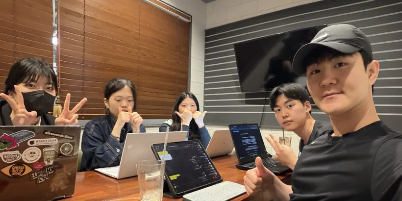 핀로그 구성원들이 함께 보고서를 검토하는 활동 사진